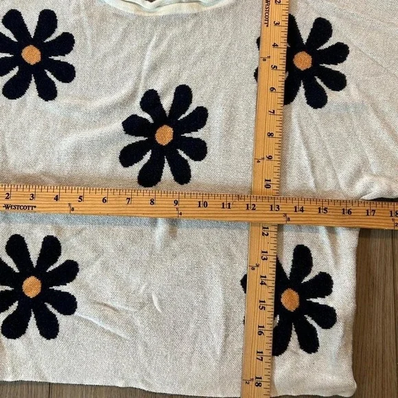 Cream and black retro daisy floral sweater with a vintage vibe small - Picture 5 of 7